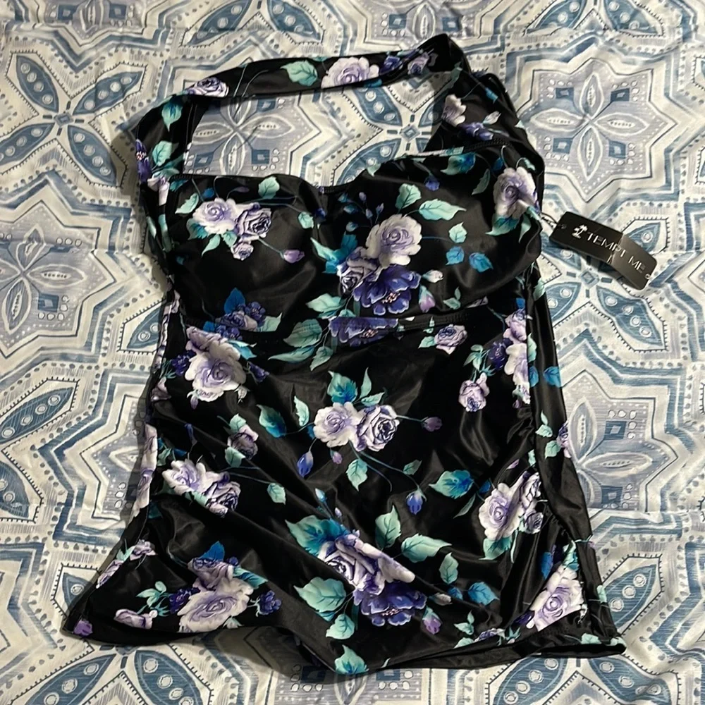 NWT Women’s beautiful floral swim top S